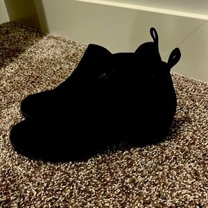 Black booties, good contusions, barely worn, fit great and look great!